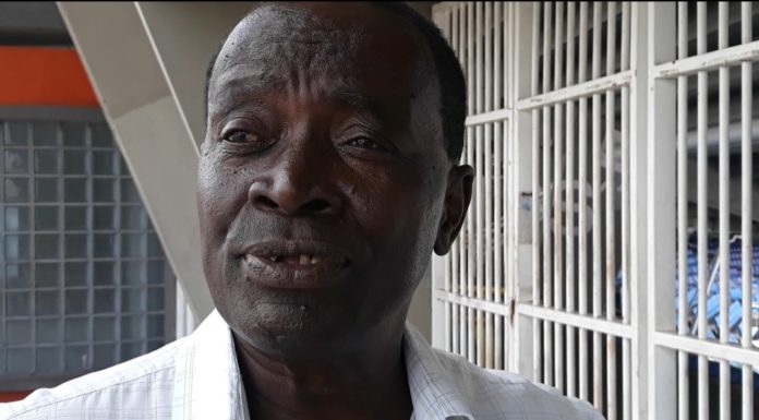 ‘Bilingüe’, más de 55 años revendiendo boletas en los alrededores del Pascual Guerrero