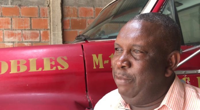 El padre de John Viáfara: Bombero Voluntario, aseador de un colegio y costurero