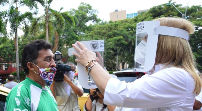 Con sus manos, la gobernadora Clara Luz Roldán cuida a los vallecaucanos